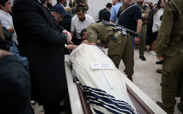 La famille et les amis assistant aux funérailles du soldat seul, le sergent Benjamin Loeb, à Jérusalem, le 11 octobre 2023. (Crédit : Noam Revkin Fenton/Flash90)