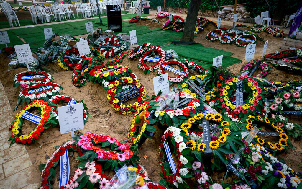 Des fleurs sur les tombes fraîches des soldats israéliens tués dans les combats avec les groupes terroristes de Gaza, au cimetière militaire du mont Herzl, à Jérusalem, 12 octobre 2023. (Crédit : Chaïm Goldberg/FLASH90)
