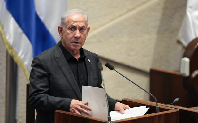 Le Premier ministre Benjamin Netanyahu s’exprime lors d’une séance plénière spéciale de la Knesset présentant le nouveau gouvernement d’urgence, à Jérusalem, le 12 octobre 2023. (Crédit : Noam Revkin Fenton/Flash90)