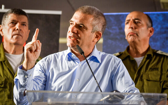 Gal Hirsch, le responsable du gouvernement pour les citoyens disparus et kidnappés, s'exprimant lors d'une réunion avec des parents d'Israéliens kidnappés par le Hamas et des Israéliens disparus à Tel Aviv, le 13 octobre 2023. (Crédit : Avshalom Sassoni/Flash90)