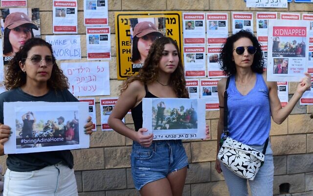 Des familles d'Israéliens pris en otage par le Hamas manifestent devant le ministère de la Défense à Tel Aviv, le 14 octobre 2023. (Crédit : Tomer Neuberg/FLASH90)