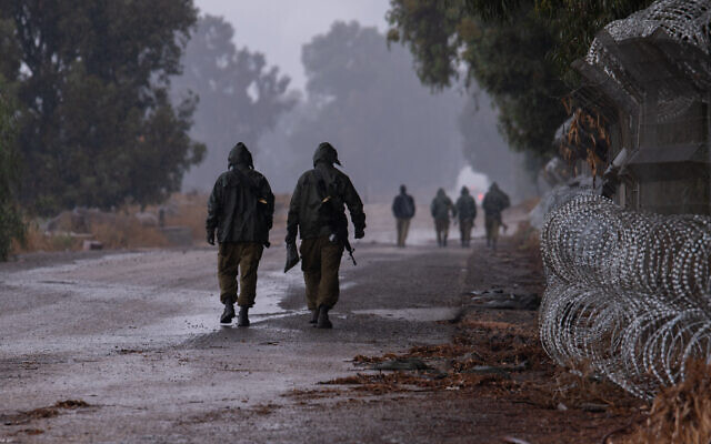 Des soldats israéliens près de la frontière avec le Liban, le 16 octobre 2023. (Crédit : Ayal Margolin/Flash90)