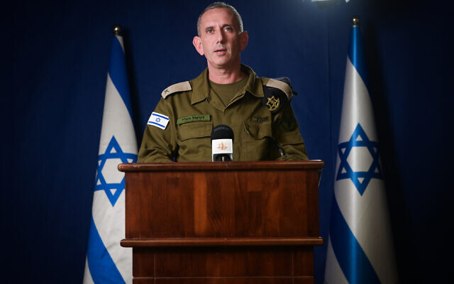 Le porte-parole de l’armée israélienne, le contre-amiral Daniel Hagari, s'adressant aux médias, à Tel Aviv, le 16 octobre 2023. (Crédit : Avshalom Sassoni/Flash90)