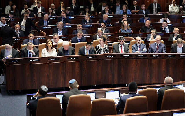 Les législateurs assistent à une session plénière à la Knesset à Jérusalem, le 16 octobre 2023. (Crédit : Noam Revkin Fenton/Flash90)