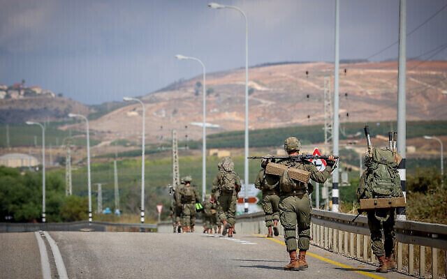 Des soldats israéliens patrouillant près de la frontière avec le Liban, au nord d'Israël, le 19 octobre 2023. (Crédit : David Cohen/Flash90)