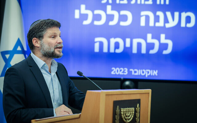 Le ministre des Finances Bezalel Smotrich participant à une conférence de presse au ministère des Finances, à Jérusalem, le 19 octobre 2023. (Crédit : Noam Revkin Fenton/Flash90)