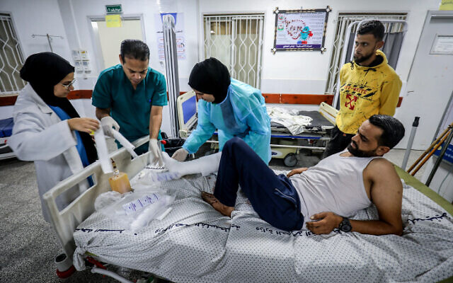 Des Palestiniens blessés pris en charge à l'hôpital Al-Najjar suite à une frappe israélienne à Rafah, dans le sud de la bande de Gaza, le 19 octobre 2023. (Crédit : Abed Rahim Khatib/Flash90)