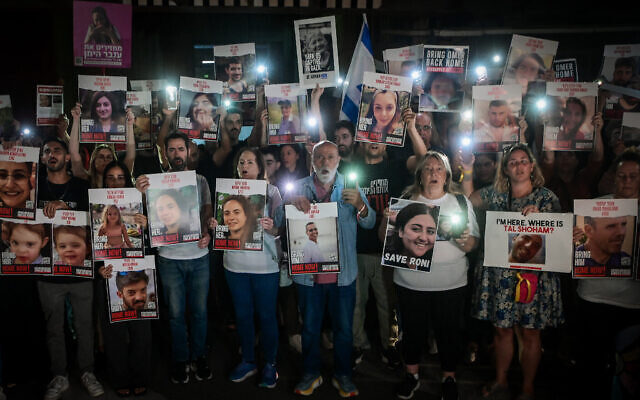 Les familles des Israéliens retenus en otage à Gaza avec les photographies de leurs proches sur "la place des otages", aux abords du musée d'art de Tel Aviv, le 21 octobre 2023. (Crédit : Avshalom Sassoni/Flash90)