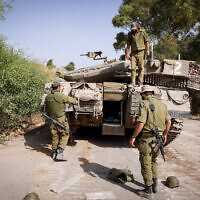 Des soldats israéliens dans une zone de rassemblement près de la frontière israélienne avec le Liban, dans le nord d'Israël, le 22 octobre 2023. (Crédit : David Cohen/Flash90)