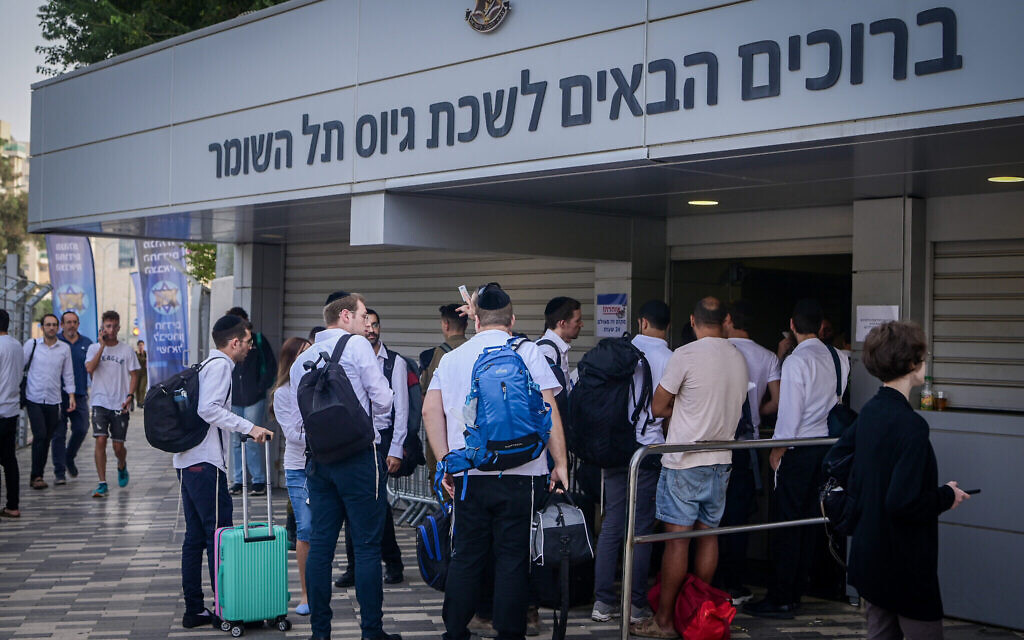 Des hommes ultra-orthodoxes qui ont décidé de s'engager dans l'armée pendant la guerre entre Israël et le Hamas, dans les bureaux de recrutement de Tsahal, à Tel Hashomer, près de Tel Aviv, le 23 octobre 2023 (Crédit : Avshalom Sassoni/Flash90).