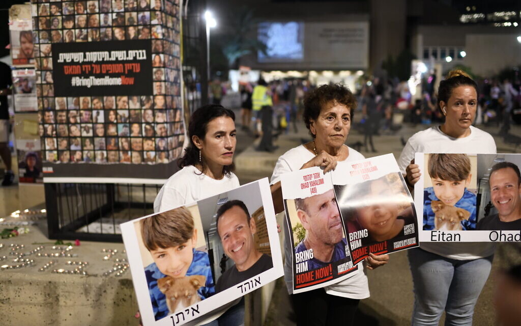 Les familles et les amis des Israéliens retenus en otage à Gaza organisant un rassemblement devant le Musée d'art de Tel Aviv, le 26 octobre 2023. (Crédit : Gili Yaari /Flash90)