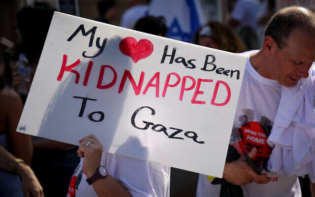 Des habitants de Kfar Azza et des sympathisants appelant à la libération des otages détenus par des terroristes à Gaza, devant le ministère de la Défense, à Tel Aviv. 26 octobre 2023. (Crédit : Jonathan Shaul/Flash90)