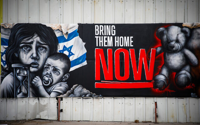 Graffiti appelant à la libération des Israéliens retenus en otage par les terroristes du Hamas à Gaza, dans la ville de Haïfa, au nord d'Israël, le 27 octobre 2023. (Crédit : Shir Torem/Flash90)