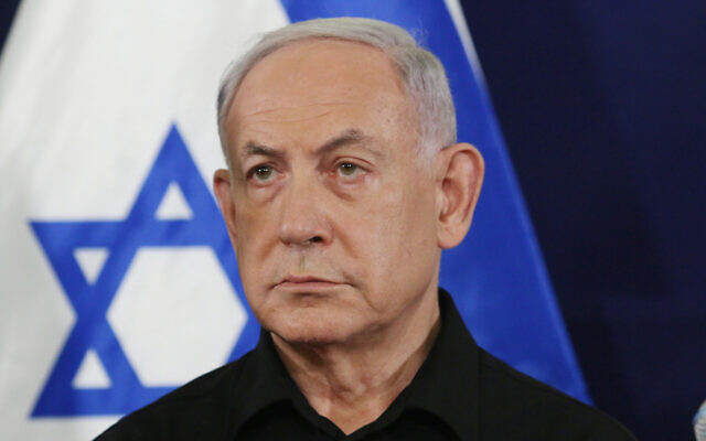 Le Premier ministre Benjamin Netanyahu s'exprimant lors d'une conférence de presse au ministère de la Défense, à Tel Aviv, le 28 octobre 2023. (Crédit : Dana Kopel/POOL