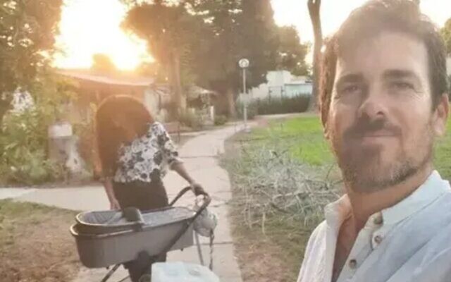 Yahav Winner sur un selfie avec son épouse et avec sa fille dans son landau. (Autorisation)