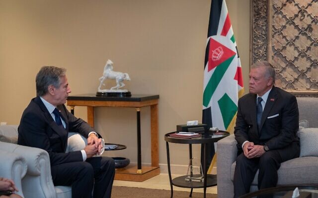 Le secrétaire d'État américain Antony Blinken rencontrant le roi Abdallah de Jordanie, à Amman, le 13 octobre 2023. (Crédit : Département d'État)