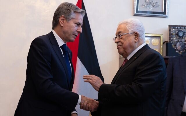 Le secrétaire d'État américain Antony Blinken rencontrant le président de l'Autorité palestinienne Mahmoud Abbas, en Jordanie, le 13 octobre 2023. (Crédit : Département d'État américain)