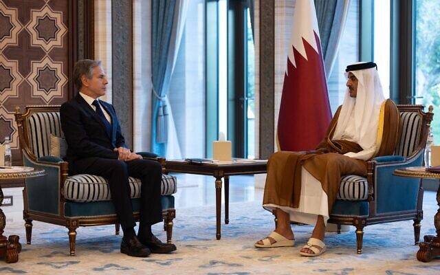 Le secrétaire d'État américain Antony Blinken rencontrant l'émir du Qatar, Cheikh Tamim ben Hamad Al-Thani, à Doha le 13 octobre 2023. (Crédit : Département d'État américain)