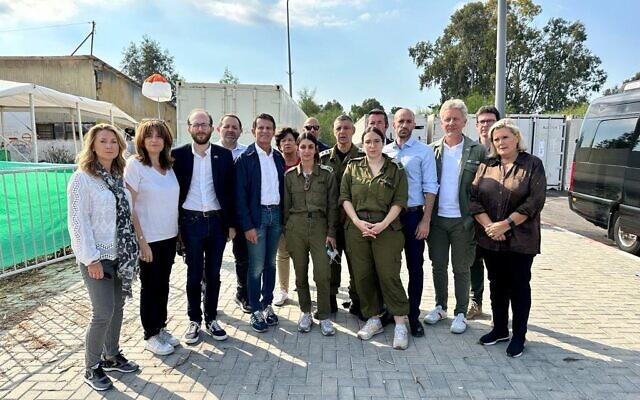 La délégation d'hommes politiques français, à la base militaire de Choura, au sud de Tel Aviv, chargée de l’identification des corps, le 16 octobre 2023. (Crédit : Caroline Yadan / X)