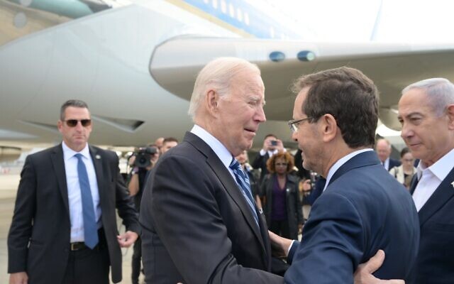 Le président américain Joe Biden embrassant le président Isaac Herzog à son arrivée en Israël, le 18 octobre 2023. (Crédit : Isaac Herzog/X)