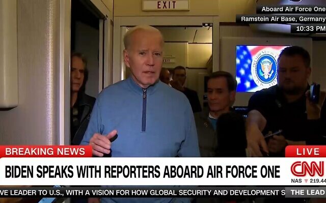 Le président américain Joe Biden s'adresse aux journalistes à bord d'Air Force One en route vers les États-Unis après sa visite de guerre en Israël, le 18 octobre 2023. (Crédit : Capture d'écran/CNN)