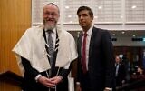 Le grand rabbin britannique Sir Ephraim Mirvis, à gauche, et le Premier ministre Rishi Sunak assistent à une cérémonie à la synagogue unie de Finchley dans le centre de Londres pour les victimes et les otages des attaques du Hamas en Israël, le 9 octobre 2023. (Crédit : Lucy North/PA Images via Getty Images, via JTA)