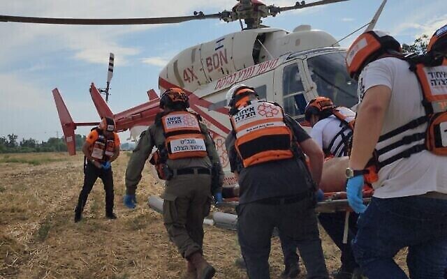 Les équipes d'évacuation médicale de Lahak-United Hatzalah effectuent des missions de sauvetage aérien dans le sud d'Israël, le 7 octobre 2023. (Autorisation de United Hatzalah)
