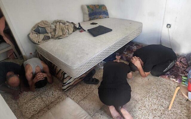 Des Gazaouis cachés dans un appartement arrêtés par la police israélienne, à Beer Sheva, le 20 octobre 2023. (Crédit : Police israélienne)
