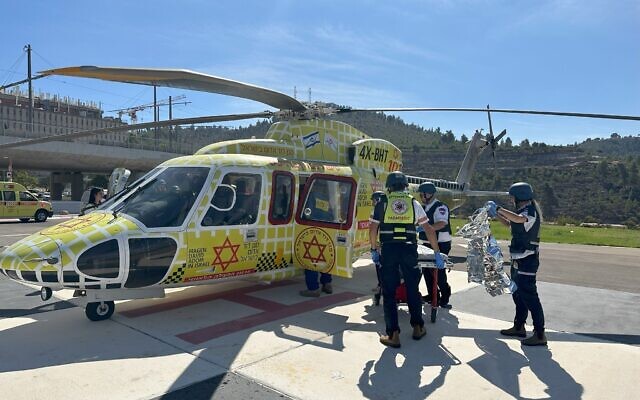 Un hélicoptère du Magen David Adom évacue les personnes blessée par le Hamas lors du carnage du groupe terroriste en Israël qui a fait plus de 1 200 morts et plus de 3000 blessés, le 7 octobre 2023. (Autorisation)