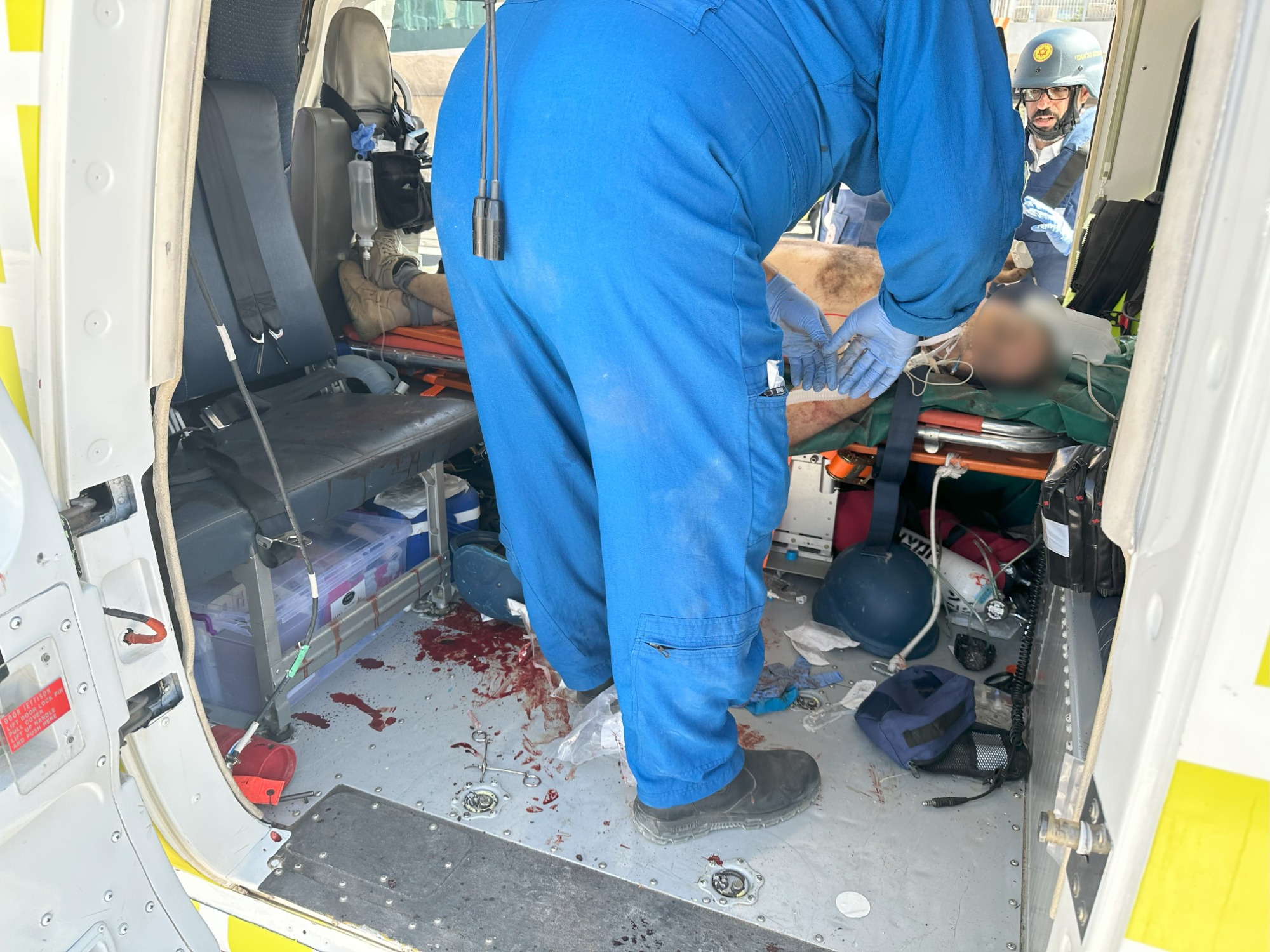 Un hélicoptère du Magen David Adom évacue les personnes blessée par le Hamas lors du carnage du groupe terroriste en Israël qui a fait plus de 1 200 morts et plus de 3000 blessés, le 7 octobre 2023. (Autorisation)