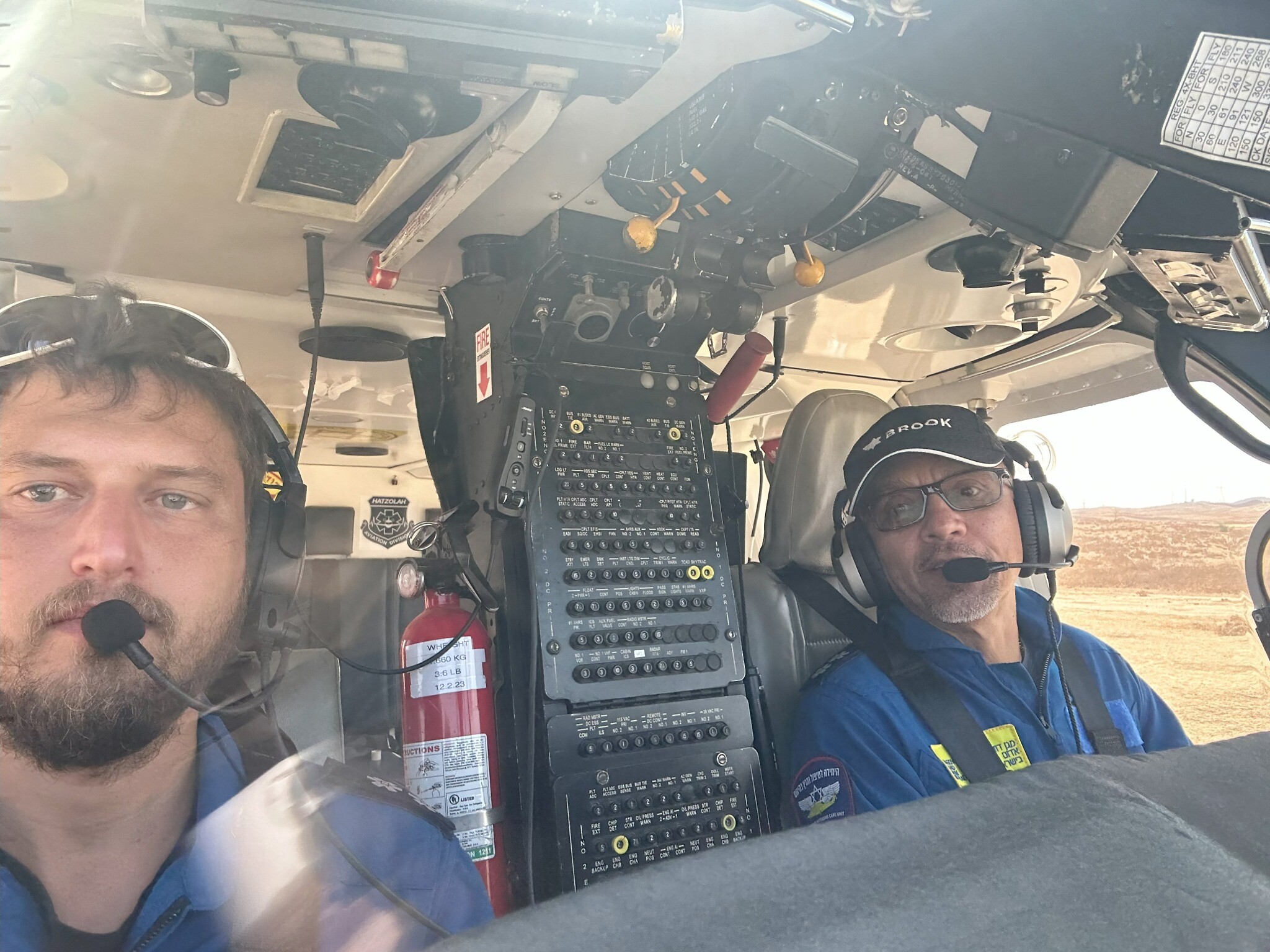 Michael Shamai, à gauche, et Jorge Ordoñez, un autre pilote, aux commandes d'un hélicoptère des services du Magen David Adom chargé d'évacuer les blessés de l'attentat terroriste commis par le Hamas, le 7 octobre 2023. (Autorisation)