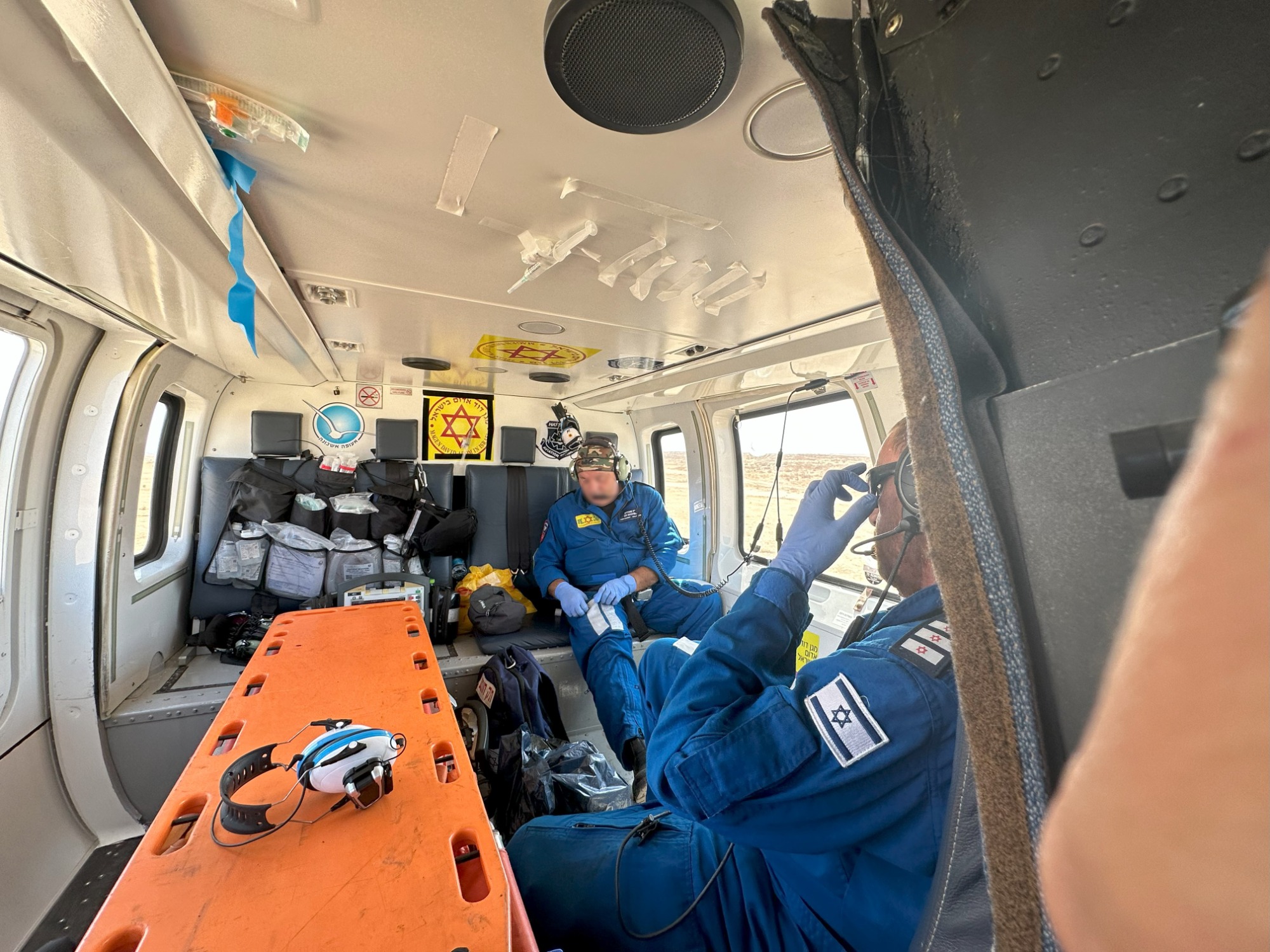 Des personnels du Magen David Adom dans un hélicoptère d'évacuation en route pour évacuer les blessés lors du carnage du groupe terroriste en Israël qui a fait plus de 1 200 morts et plus de 3000 blessés, le 7 octobre 2023 (Autorisation)