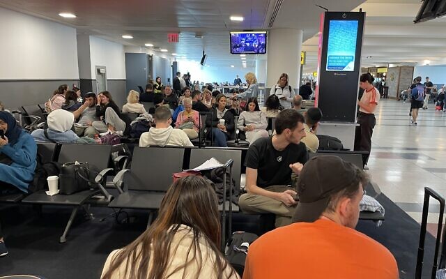 Des Israéliens attendant de s'envoler pour Tel Aviv sur un vol El Al, à l'aéroport JFK, à New York, le 8 octobre 2023. (Crédit : Renée Ghert/Zand/Times of Israel)