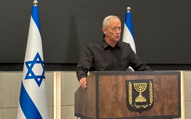 Le ministre Benny Gantz s'adressant aux médias, à Tel Aviv le 26 octobre 2023. (Crédit : Carrie Keller-Lynn/Times of Israel)