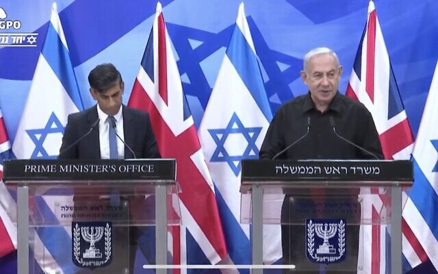 Le Premier ministre britannique Rishi Sunak, à gauche, s'adressant aux médias aux côtés du Premier ministre Benjamin Netanyahu, à Jérusalem, le 19 octobre 2023. (Crédit : Capture d'écran/GPO)