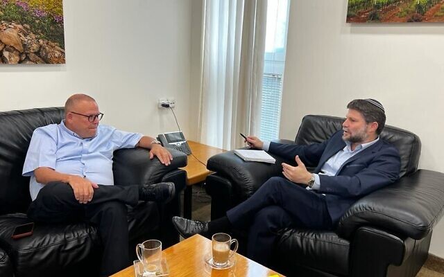 Le ministre des Finances Bezalel Smotrich, à droite, rencontrant le président de l'organisation syndicale de la Histadrout, Arnon Bar David, le 19 octobre 2023. (Autorisation)