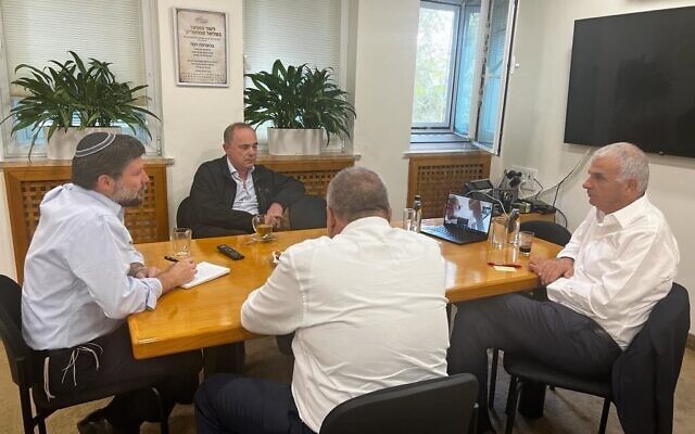 Le ministre des Finances Bezalel Smotrich rencontrant ses prédécesseurs dans son bureau, à Jérusalem le 18 octobre 2023. (Crédit : Ministère des Finances)