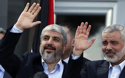 Le chef du bureau politique du Hamas, Khaled Meshaal (à gauche), et l'ancien Premier ministre du Hamas à Gaza, Ismail Haniyeh, lors d'une conférence de presse dans la bande de Gaza en 2012. (Crédit : Suhaib Salem/AP)