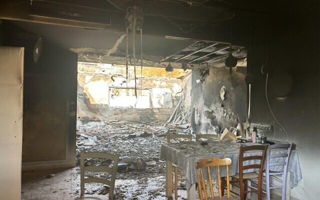 Des vestiges du kibboutz Beeri, dévasté par une attaque du Hamas en date du 7 octobre, photographiés le 20 octobre 2023. (Crédit : Carrie Keller-Lynn/The Times of Israel)