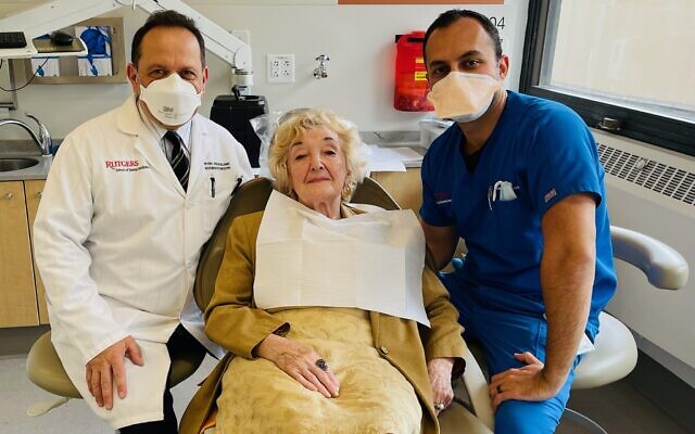 À la Rutgers Dental School, Yelena Olshansky, survivante de la Shoah, reçoit un traitement gratuit du professeur de dentisterie restauratrice Peter L. DeSciscio et d'Ivan Alkhwekhi. (Autorisation)
