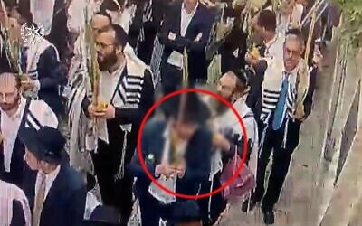 Un homme crachant sur des chrétiens lors d'un défilé pour la fête de Souccot,  à Jérusalem, en octobre 2023. (Crédit : Police israélienne)