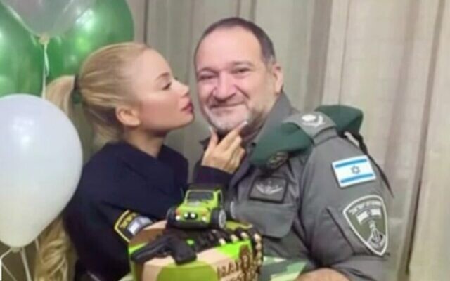 Yaar Shabtaï et son père, le chef de la police israélienne, Kobi Shabtaï. (Crédit : Yaar Shabtaï/Facebook)