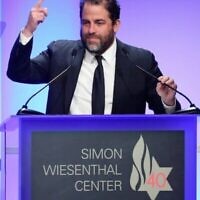 Brett Ratner prend la parole lors du dîner 2017 du Simon Wiesenthal Center à l'hôtel Beverly Hilton de Beverly Hills, en Californie, le 5 avril 2017. (Crédit : Frederick M. Brown/Getty Images via la JTA)