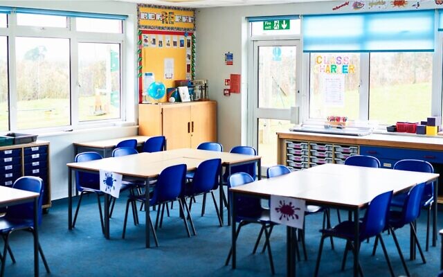 Illustration : Une salle de classe vide. (Crédit : Getty Images via JTA)