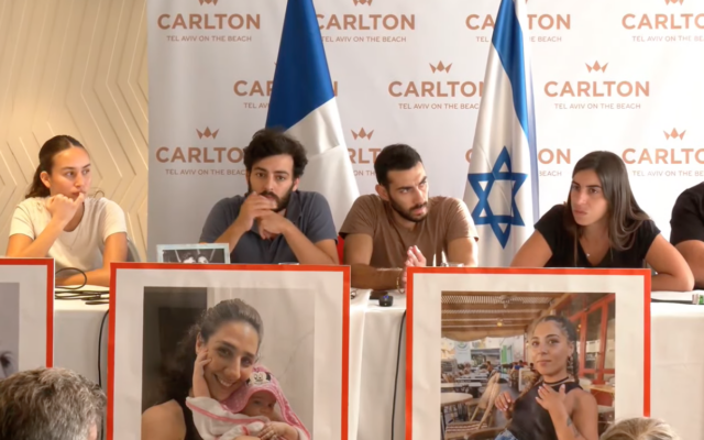 Les familles des citoyens franco-israéliens qui sont toujours portés disparus à la suite du massacre dans les communautés frontalières de Gaza assistant à une conférence de presse, à Tel Aviv, le 12 octobre 2023. (Autorisation)