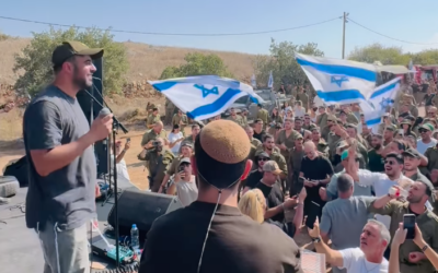 Le chanteur Ishay Ribo divertissant les troupes, comme beaucoup de ses collègues musiciens en Israël en ce moment, pendant la guerre Israël-Gaza de 2023. (Crédit : Ishay Ribo)
