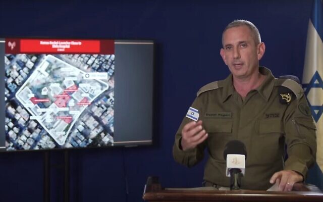 Le porte-parole de l’armée israélienne, Daniel Hagari, informant les médias que le principal centre d'opérations du Hamas est situé sous l'hôpital Shifa de Gaza, le 27 octobre 2023. (Crédit : Capture d'écran Youtube ; utilisée conformément à la clause 27a de la loi sur les droits d'auteur)