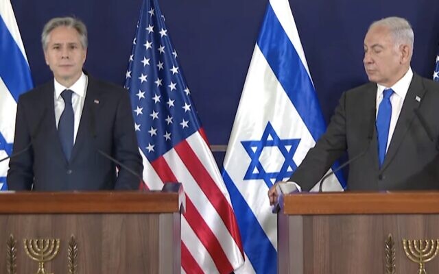Le secrétaire d'État américain Antony Blinken lors d'une conférence de presse avec le Premier ministre Benjamin Netanyahu, à Jérusalem, le 12 octobre 2023. (Crédit : Capture d'écran)