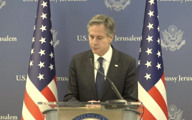 Le secrétaire d'État américain Antony Blinken à la succursale de l'ambassade américaine à Tel Aviv, le 17 octobre 2023. (Crédit : Capture d'écran/YouTube)