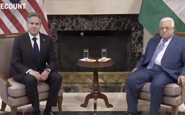Le secrétaire d'État américain Antony Blinken rencontre le président de l'Autorité palestinienne Mahmoud Abbas en Jordanie le 17 octobre 2023. (Capture d'écran/X)